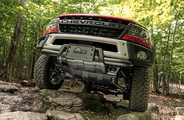 Chevy colorado zr2 bison driving over rocks